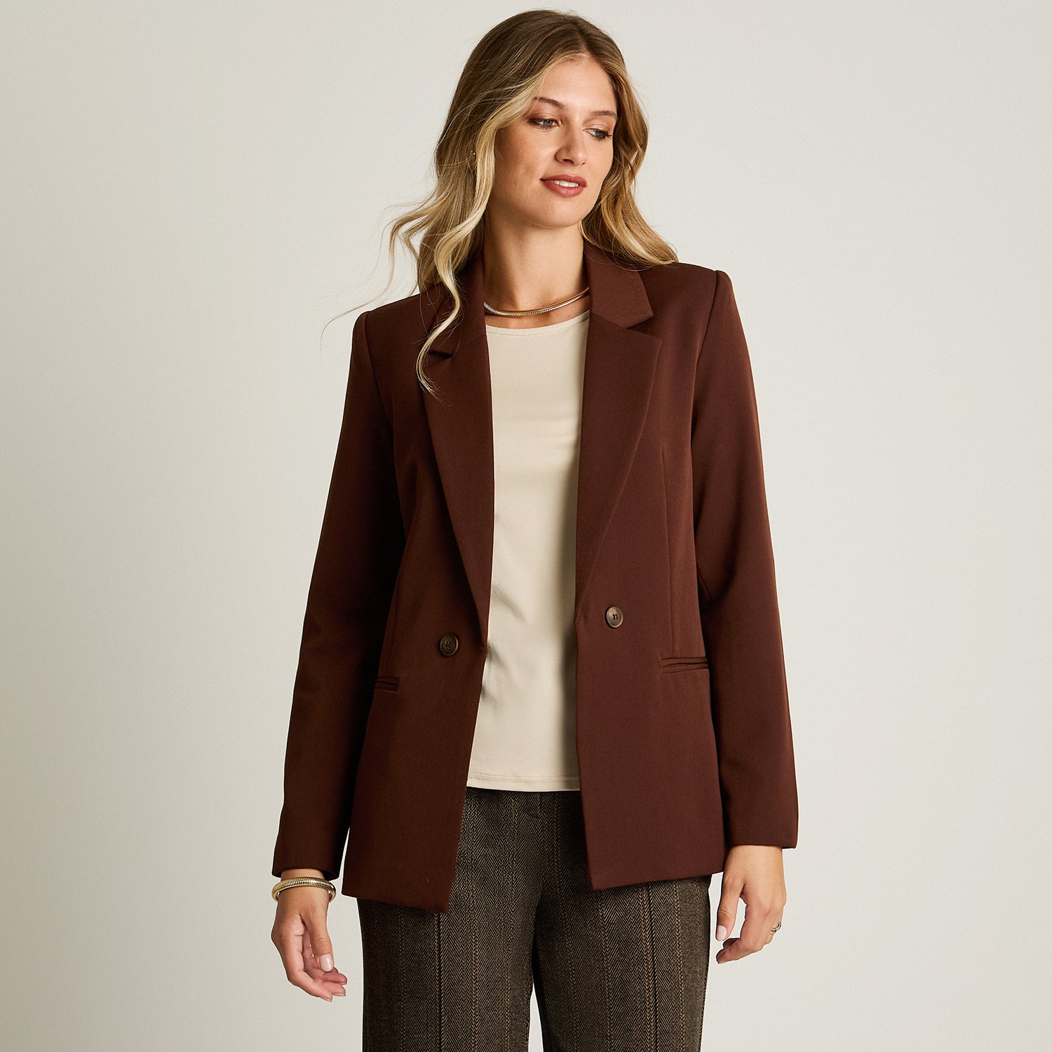 Blazer Cafe Manga Larga Elasticidad Nula Con Forro Calce Normal Tela Plano